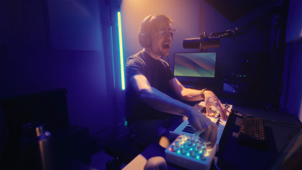 WasabiNoise singing and performing